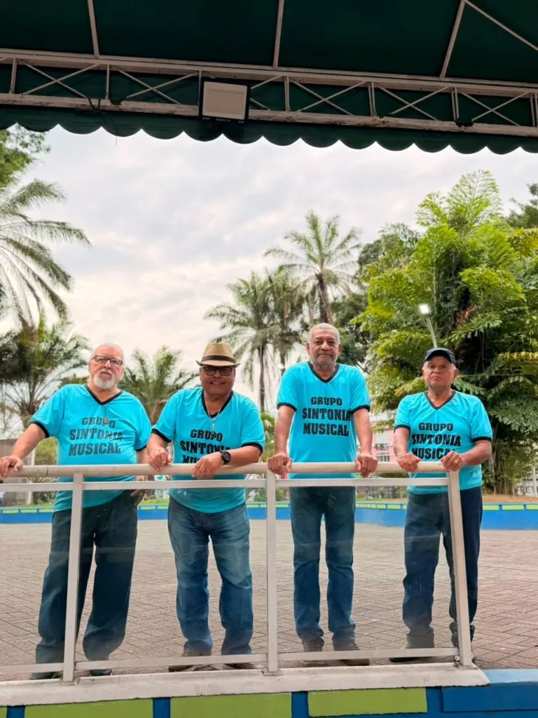 Pessoas idosas dançando e se divertindo em um evento musical ao ar livre em Niterói, com iluminação festiva.