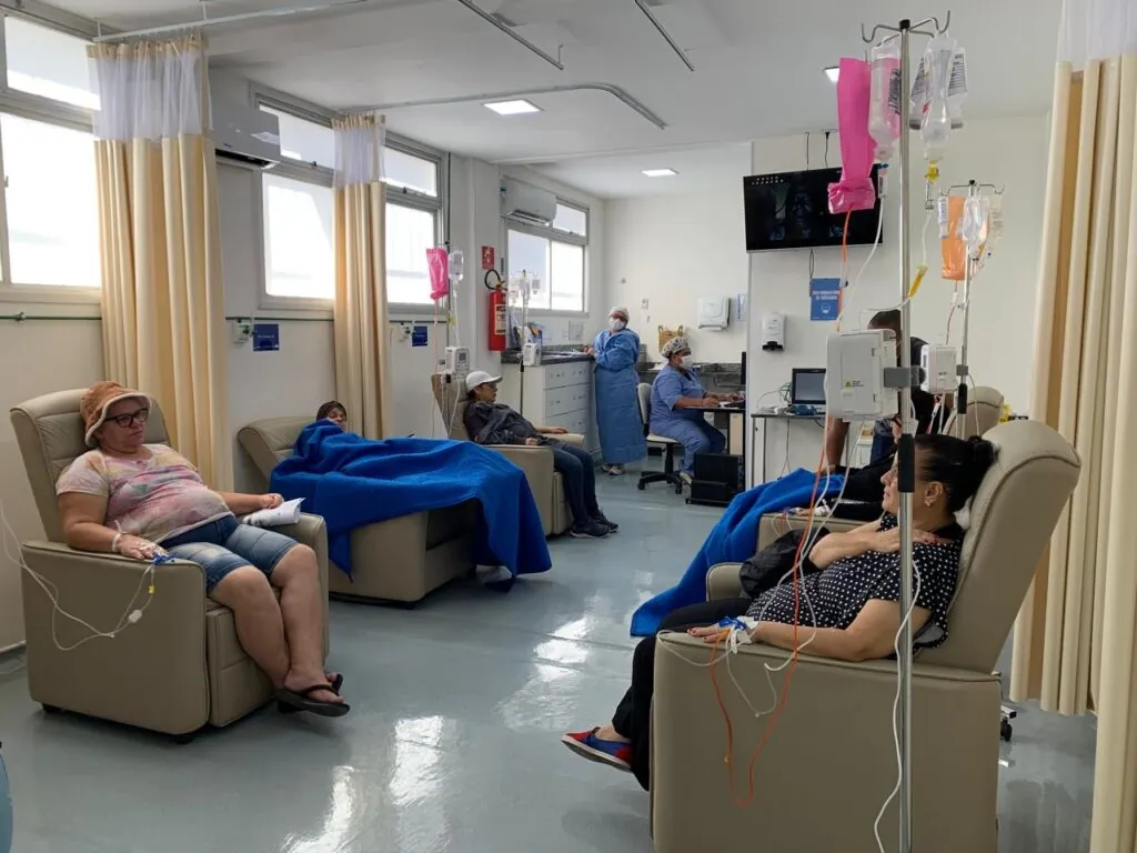 Paciente em sessão de quimioterapia no Hospital do Câncer e do Coração (HCCOR) de São Gonçalo, recebendo tratamento.