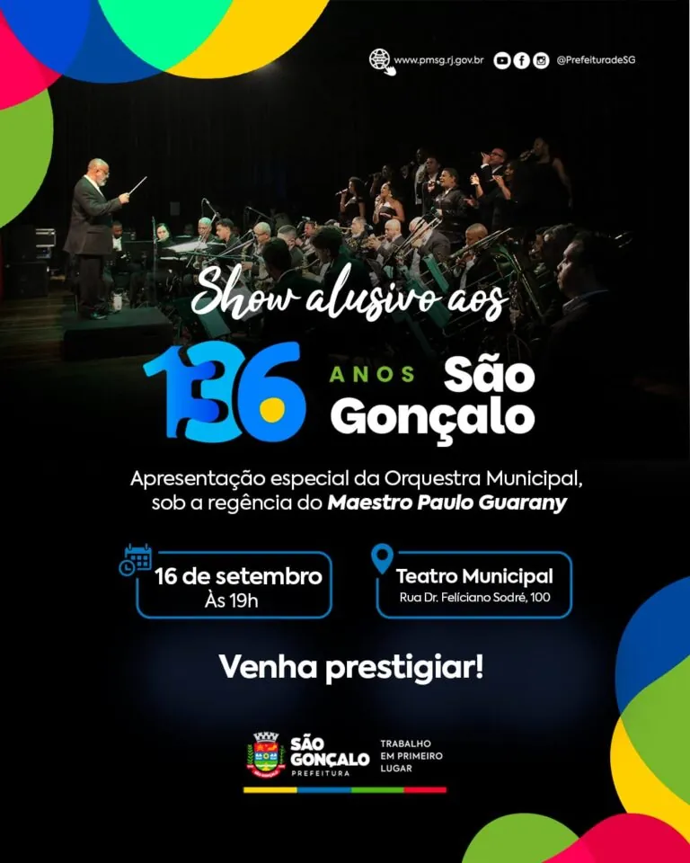 Orquestra Municipal de São Gonçalo se apresentando em palco de teatro. Músicos com instrumentos e maestro regendo.