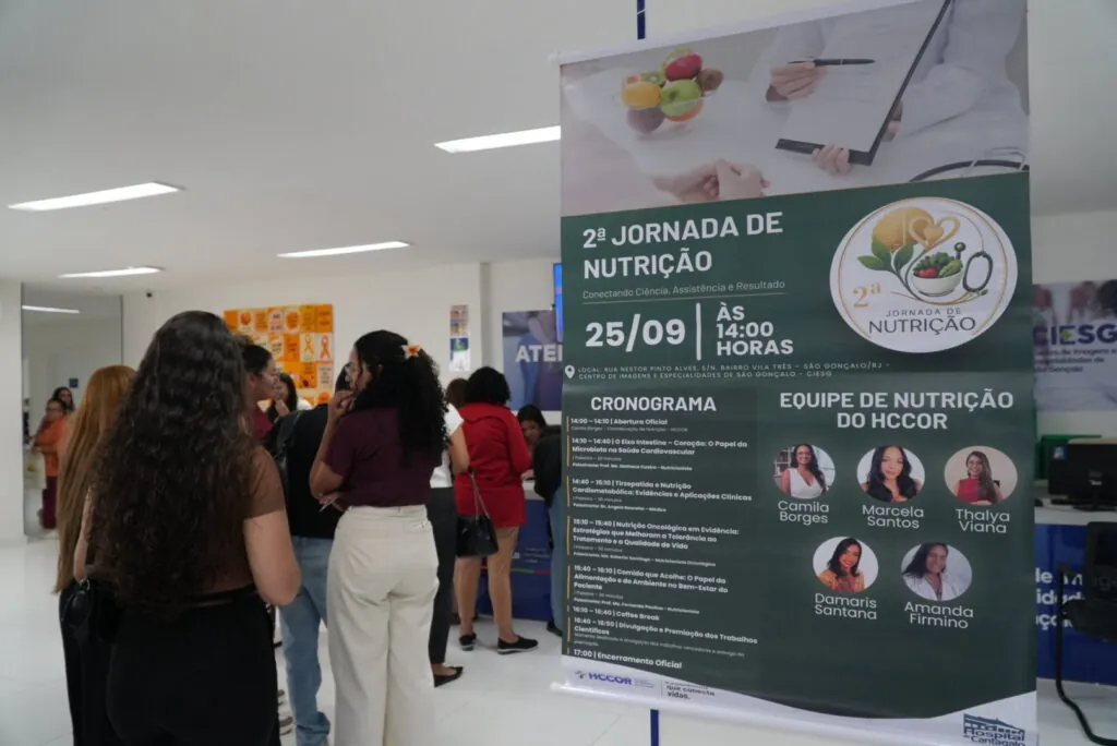 Profissionais de nutrição em evento do HCCOR em São Gonçalo, discutindo avanços científicos e práticas de cuidado.