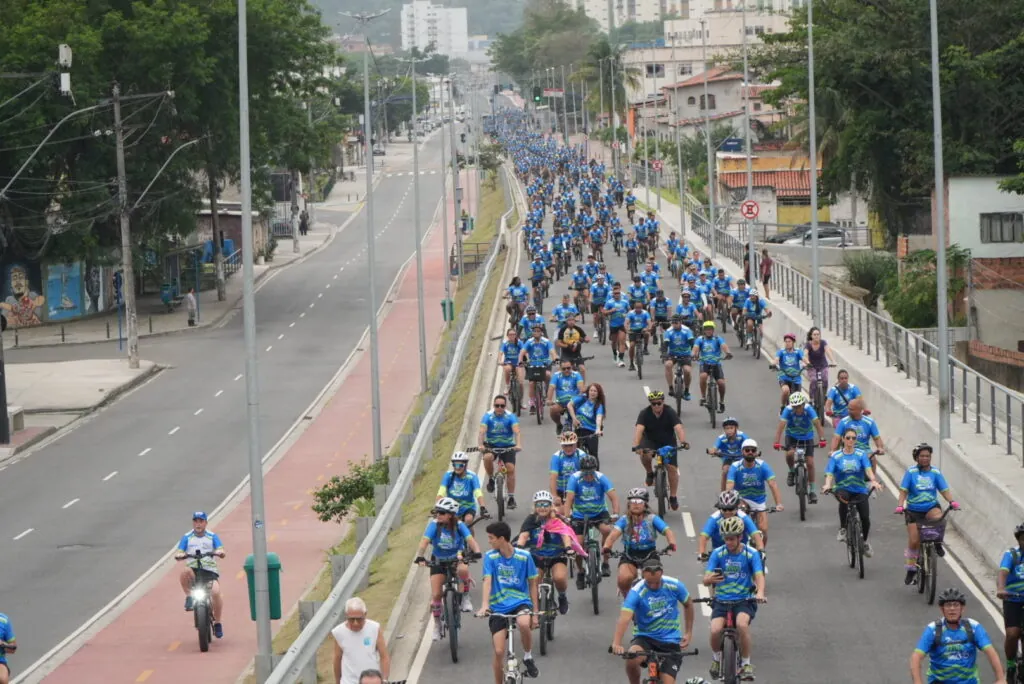 Ciclistas participam do 2º Passeio Ciclístico do MUVI em São Gonçalo, pedalando em ciclovia.