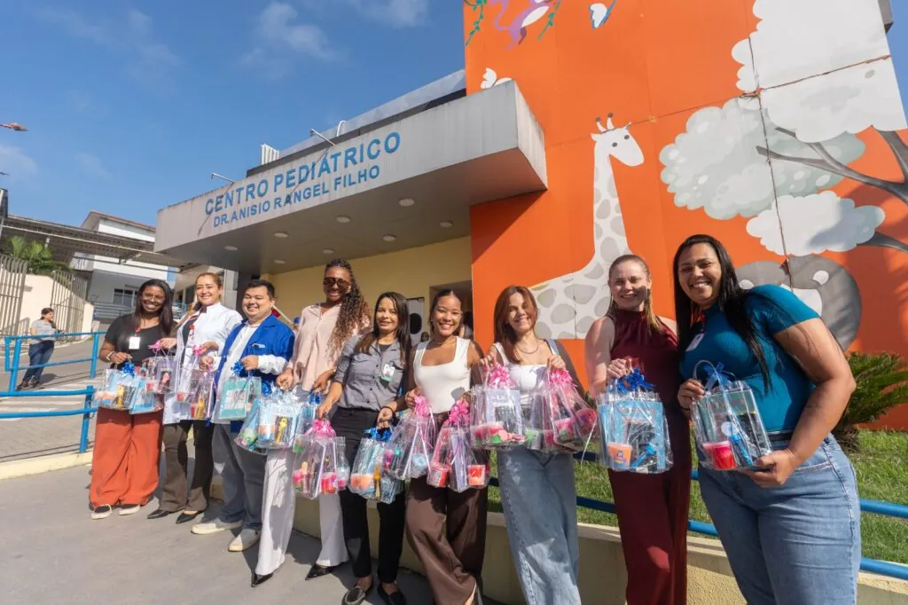 Crianças em Maricá recebem kits lúdicos em unidades de saúde durante o Mês das Crianças.