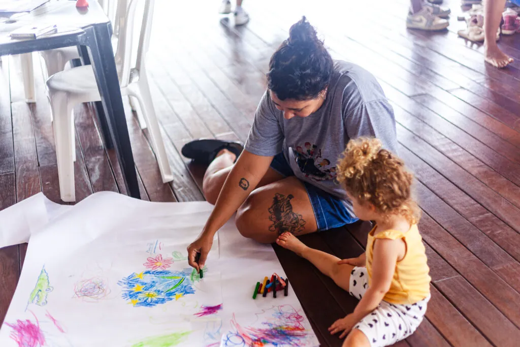 Crianças participam de atividade lúdica no Centro EcoCultural Sueli Pontes em Niterói.